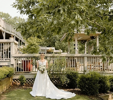 Outdoor Wedding Photos in the Summer