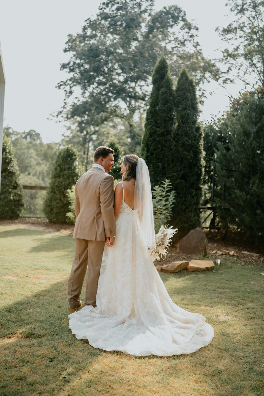 Sweet Outdoor Wedding Photos